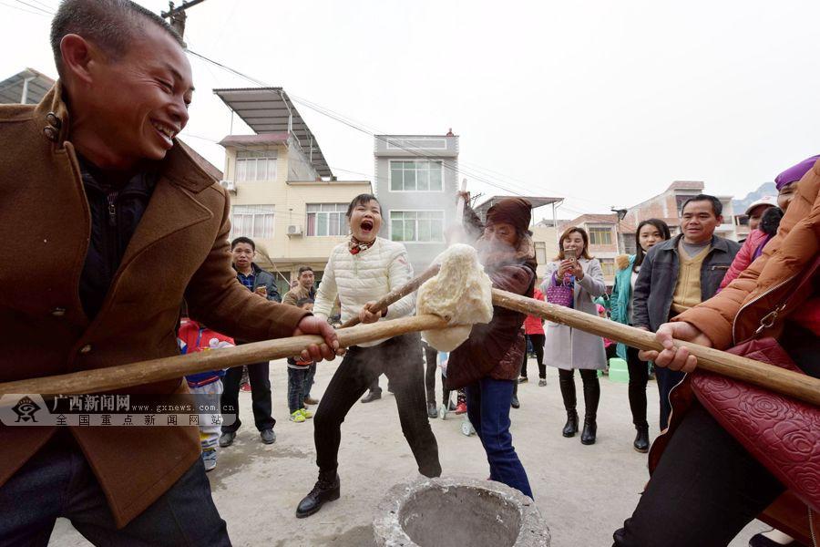 河池:群众摏糍粑欢度小年(组图)