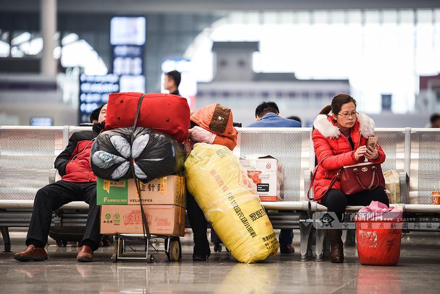 扛着大包小包的旅客随处可见. 广西新闻网实习生 梁智威 摄