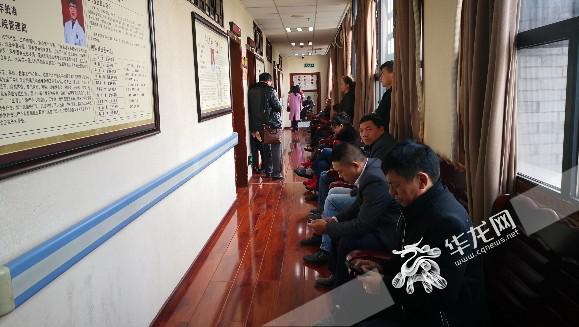 在重庆市中医院南桥寺院部名医馆看诊室外,不少人正等候看病.