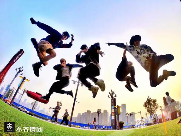男子街舞组合让重庆地标走红抖音 百万粉丝为