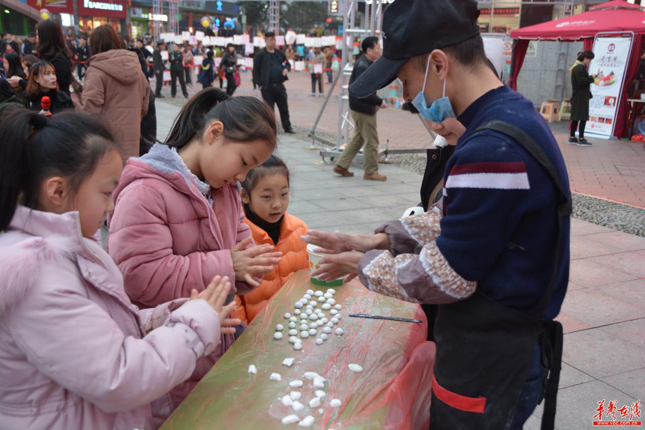 做灯笼煮元宵猜灯谜 100位小朋友亲身感受我