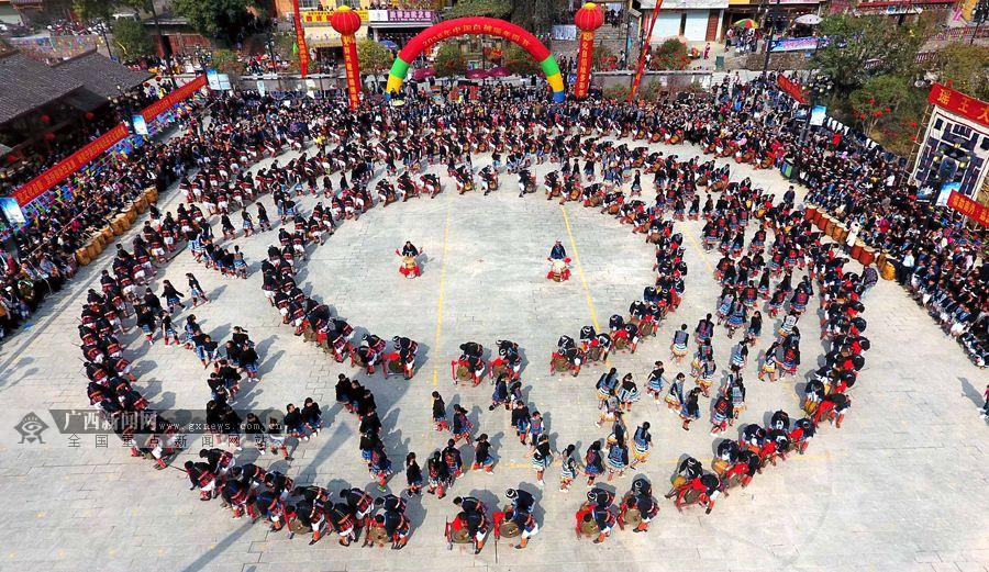 【高清组图】2万多名群众欢聚南丹白裤瑶年街节