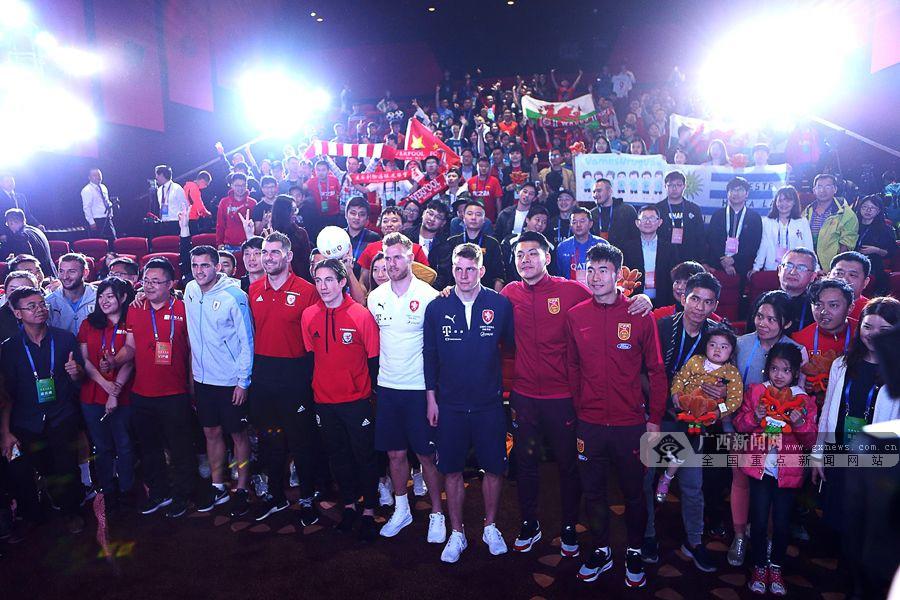 2018中国杯球星见面会举行 国足收到催泪礼