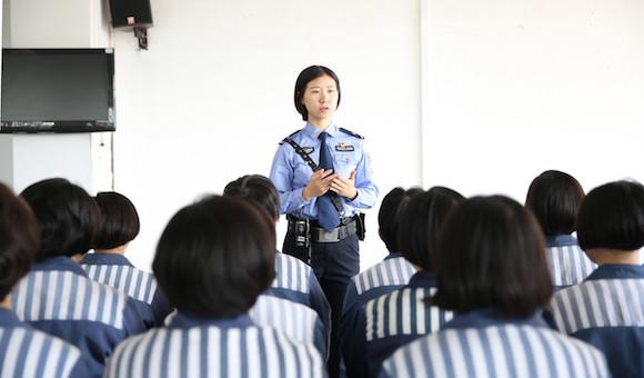 为谁?女狱警剪断及腰长发