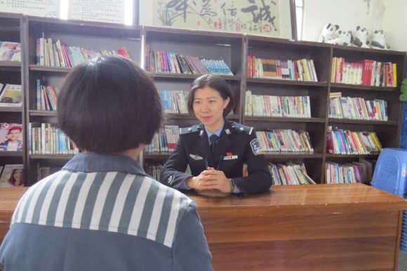 为谁?女狱警剪断及腰长发