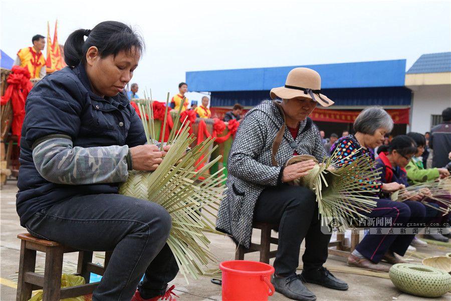 竹编比赛 广西新闻网通讯员李平 摄