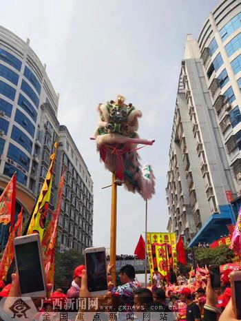 玉林：“州珮三月三民俗文化节”巡游活动精彩纷呈