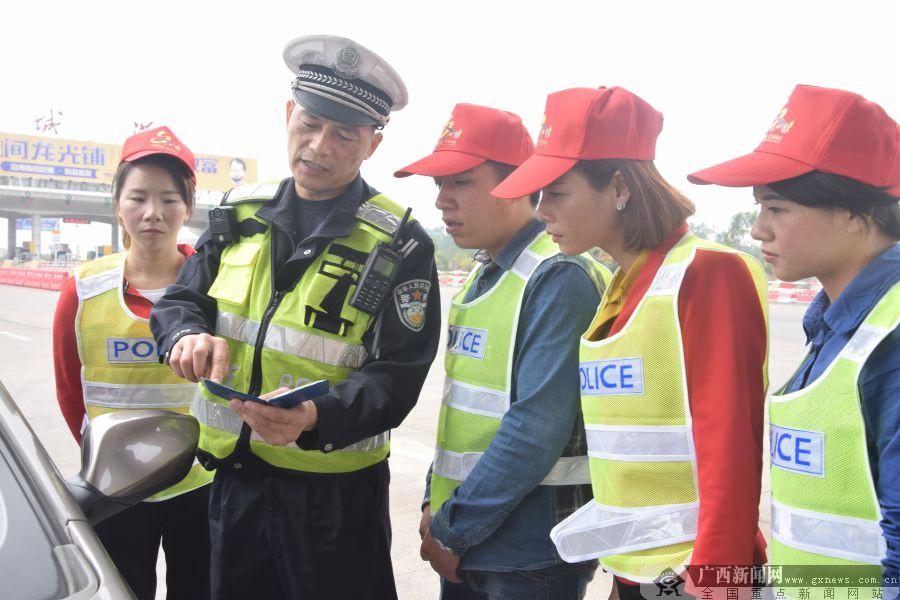防城港网友"壮族三月三"上路体验交警执勤(组图)