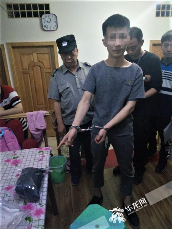 犯罪嫌疑人何洋(化名)指认装钱的裤子.沙坪坝警方供图 华龙网发