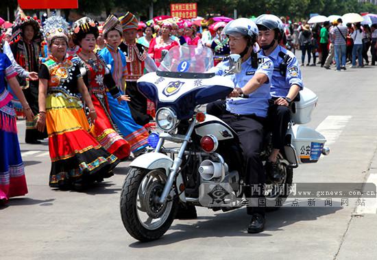 宜州：千名警力护盛会 世界同唱“刘三姐”(组图)