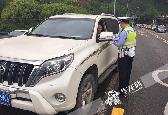 大桥限行限号不少司机仍走错 交巡警开出首张