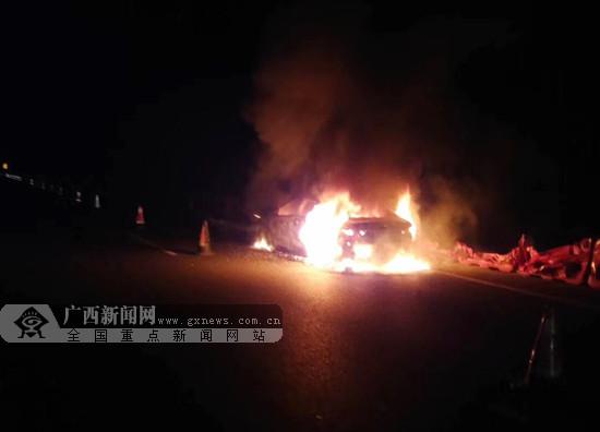 小车凌晨在高速路上突然自燃 车身被火焰吞噬(图)
