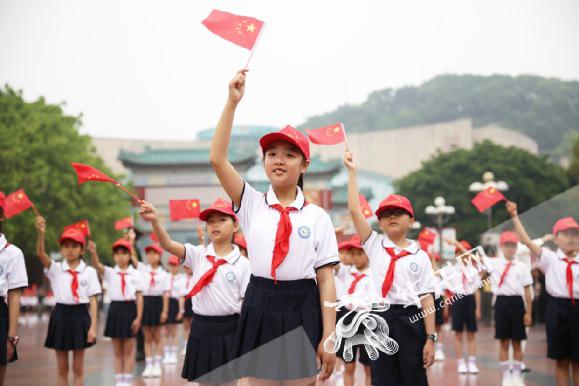 少先队员们挥舞手中的红旗高唱少先队对歌.记者 李裕锟 摄