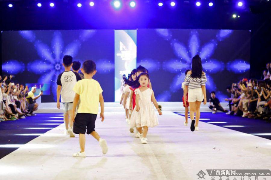 火爆!2018年中国童模之星CMST选拔赛百名童模走秀