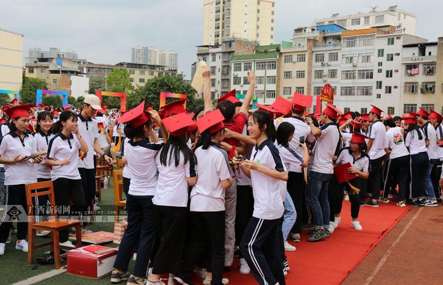环江高中举行成人礼"致青春" 学生跨过"成人门"