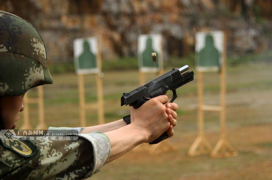 武警战士进行手枪限时快速射击考核.广西新闻网通讯员 王俞 摄