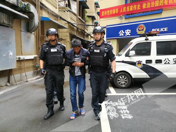 民警抓捕犯罪嫌疑人甲某归案.沙坪坝警方供图 华龙网发