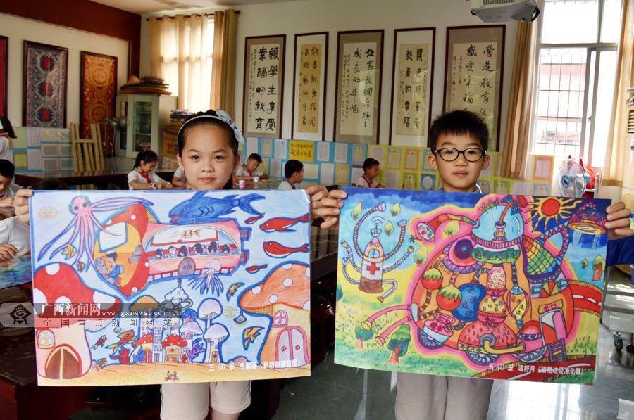 江区第三小学绘画社团的学生们,在老师的指导下,创作以"保护母亲河