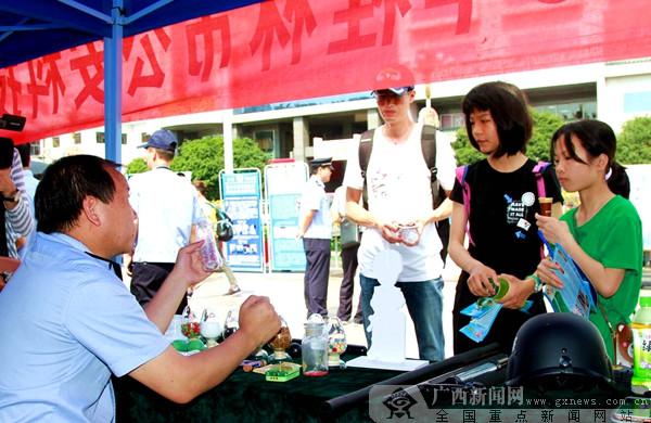 公安科技活动周 桂林推出电子身份证和移动车管所