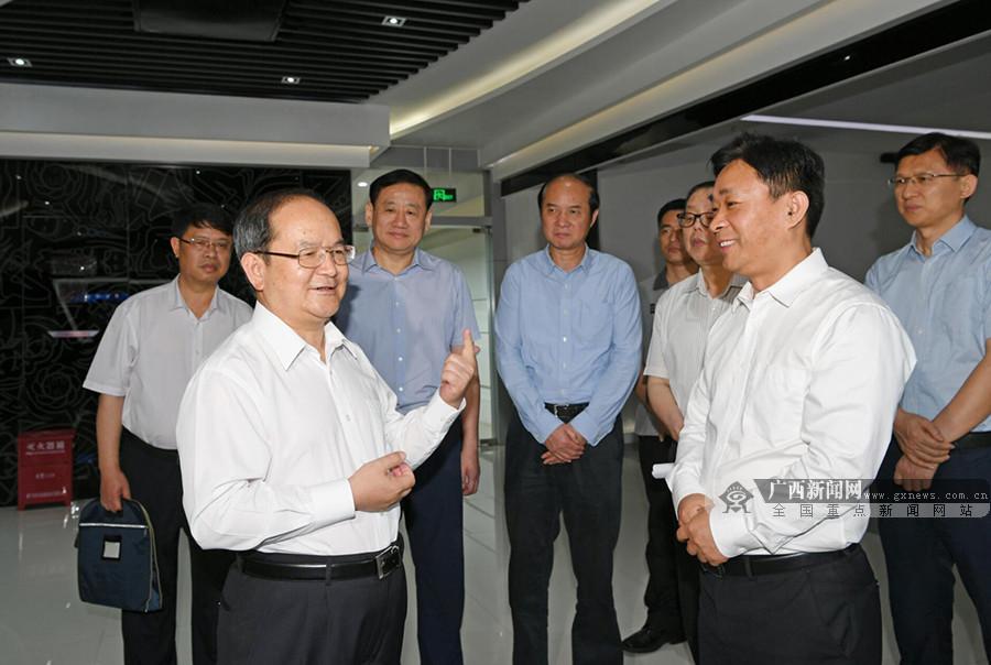5月29日下午,自治区党委书记鹿心社来到南宁市五象新区,就中国东盟信息港建设进展情况进行调研。记者 黄克摄 走进中国东信智能展示中心,鹿心社认真听取中国东盟信息港发展历程及其信息通信基础设施、中国测绘地理信息系统、中国东盟港口城市合作网络信息平台、钦州保税港区智慧港口、南向通道多式联运综合服务信息平台、南向通道单一窗口国际合作平台、中国东盟经贸大数据平台实时建设运行情况介绍,了解中国东信蔗糖通、医学影像、云通信、无线城市、边贸结算信息服务等业务开展情况。