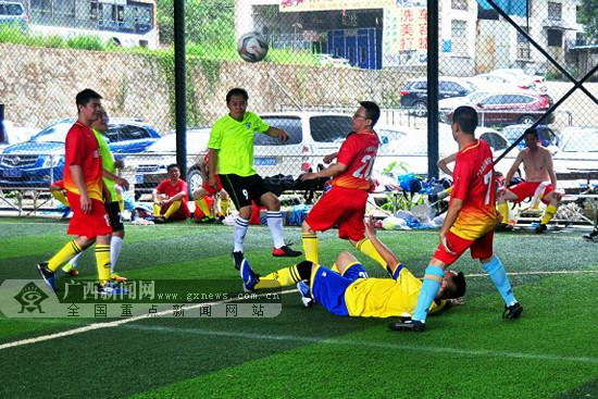 实行分组升降级制 2018年梧州市足球联赛鸣哨