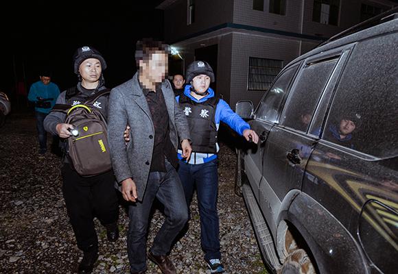 重庆警方破获一起特大网络制贩枪案 抓获嫌疑人20名 收缴枪支24支