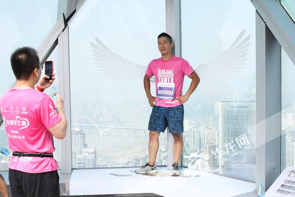 800名选手在渝体验“垂直马拉松” 24岁外国小伙用时10分55秒夺冠