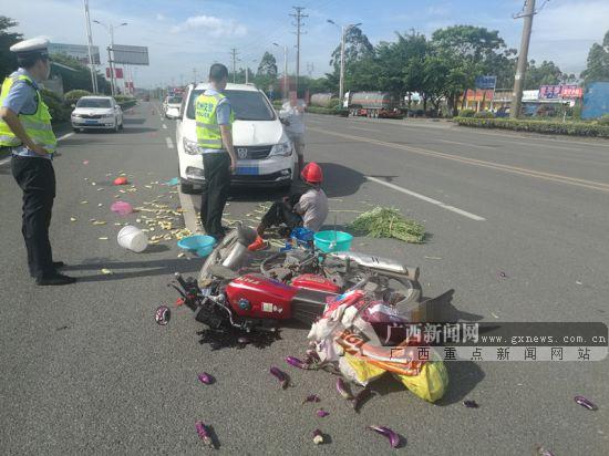 摩托车在货车间穿行过马路 迎面撞上面包车(图)