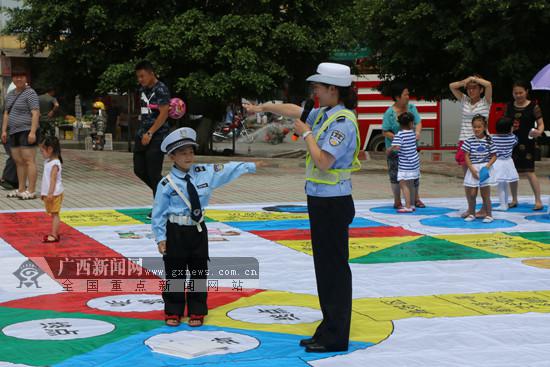 孩子玩交安飞行棋互动游戏学交通安全知识(