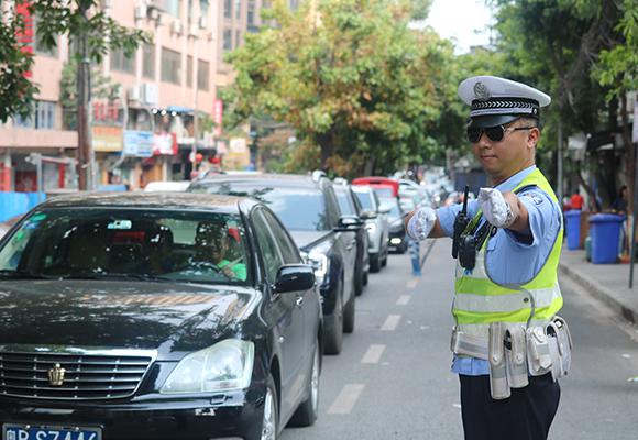 龙海波指挥交通 供图:九龙坡区警方