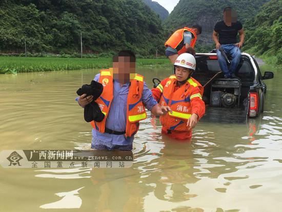 环江一皮卡车被困积水路段 5名被困人员获救(图)