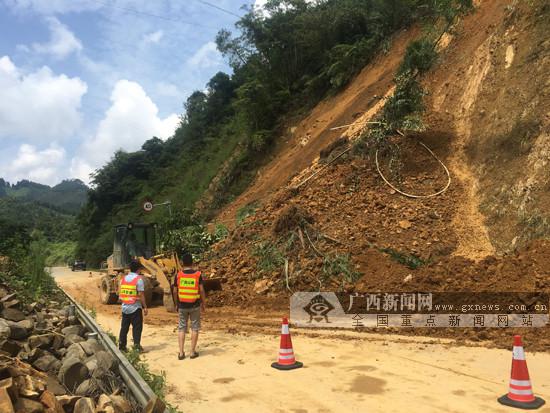 凤山境内一路段发生塌方 公路部门及时清理保畅通