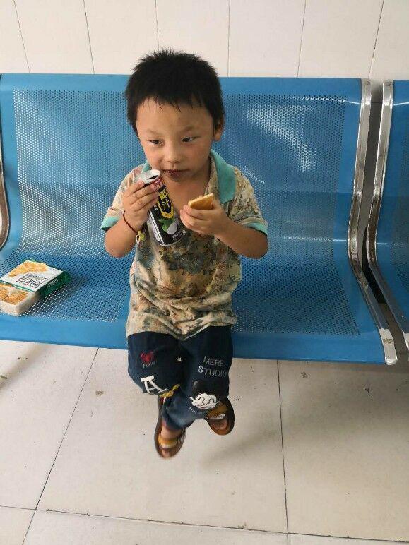 和家人走失的小男孩.警方供图