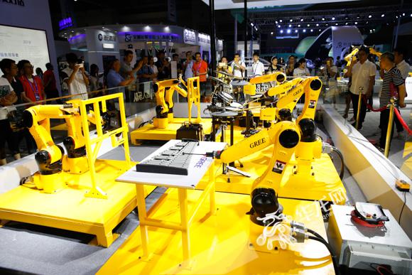 【智博会】会弹琴的机器人、人工智能来谱曲……电影里的高科技频现智博会