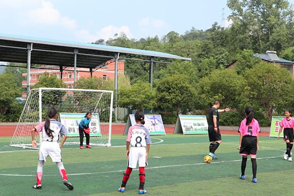 重庆市青少年女子足球赛在石柱开赛 170余名小