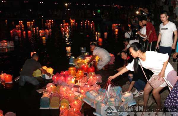 七月十四万盏河灯照资江 资源河灯歌节提速脱贫步伐