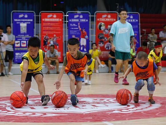 青少年篮球发展联盟重庆起航 NBA球员现场教