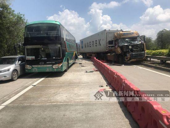 广昆高速一半挂牵引车追尾客车 造成路面交通拥堵