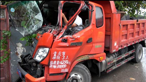 追尾一慌乱打方向盘 小货车撞到路边围墙 车头严重变形