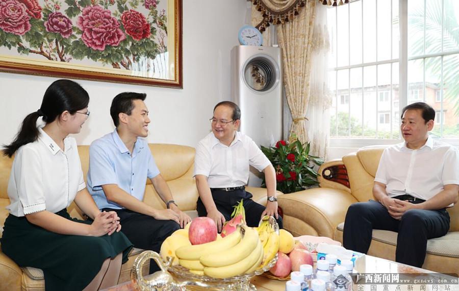 鹿心社看望慰问教师代表并深情寄语