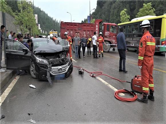 事故现场,小轿车完全变了形.彭水消防供图 华龙网发