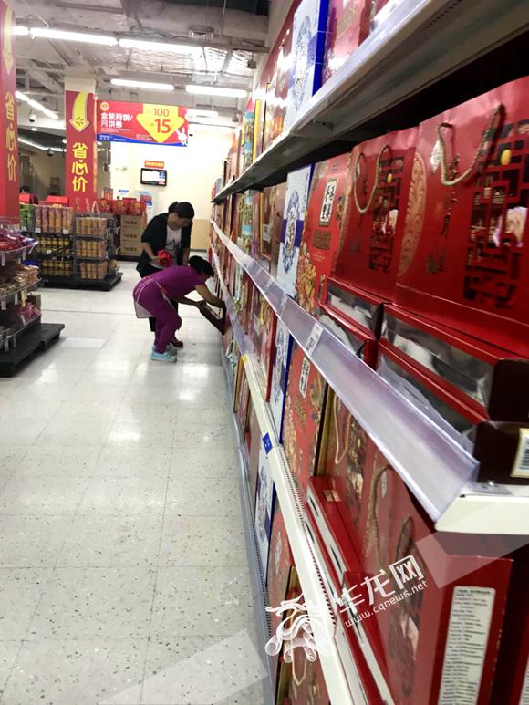 超市货架上摆满了琳琅满目的月饼。记者 李华侨 摄.jpg