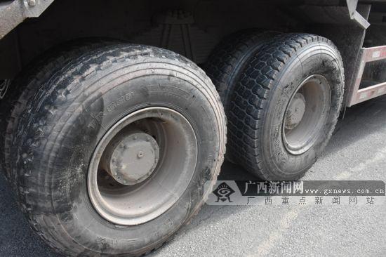 钦州：大货车撞上皮卡车 皮卡车车头严重变形(图)