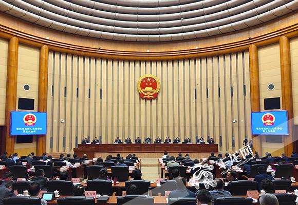 重庆市五届人大常委会第五次会议闭幕 表决通过公共汽车客运条例