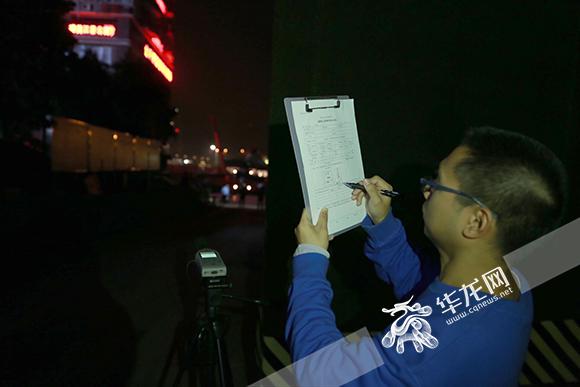 重庆突击夜查建筑施工 两工地存在噪声污染违