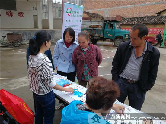 南宁市举办“银龄行动” 为500多名老人义诊