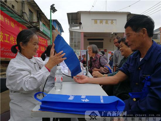 南宁市举办“银龄行动” 为500多名老人义诊