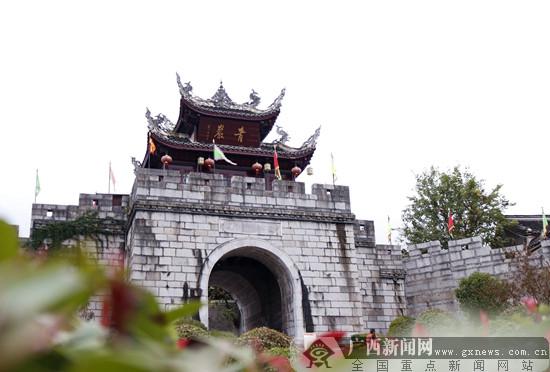 网媒大咖走进青岩“点赞”古城厚重的历史与人文