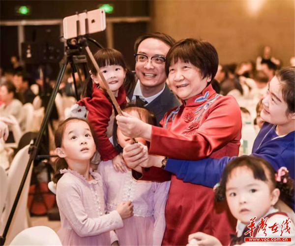 试管婴儿代表与卢光琇教授自拍留念。 华声在线10月30日讯 (记者 孙楠楠 通讯员 洪雷 张莹)29日晚,在湖南首例试管婴儿诞生30周年纪念活动上,作为第一个从一个细胞变成一个婴儿的罗优群带着自己2岁的女儿罗忆霖向卢光琇教授表达了感谢。在过去的30年间,由卢光琇领衔的中信湘雅生殖与遗传专科医院团队,累计助孕诞生试管婴儿超过13万名。 罗忆霖,作为我国首个试管婴儿自然受孕诞生的孩子,与来自全国各地的20多组受益于试管婴儿技术的家庭,一起向卢光琇教授献花致谢,活泼可爱的罗忆霖更是直接扑到卢教授的怀里,亲切地