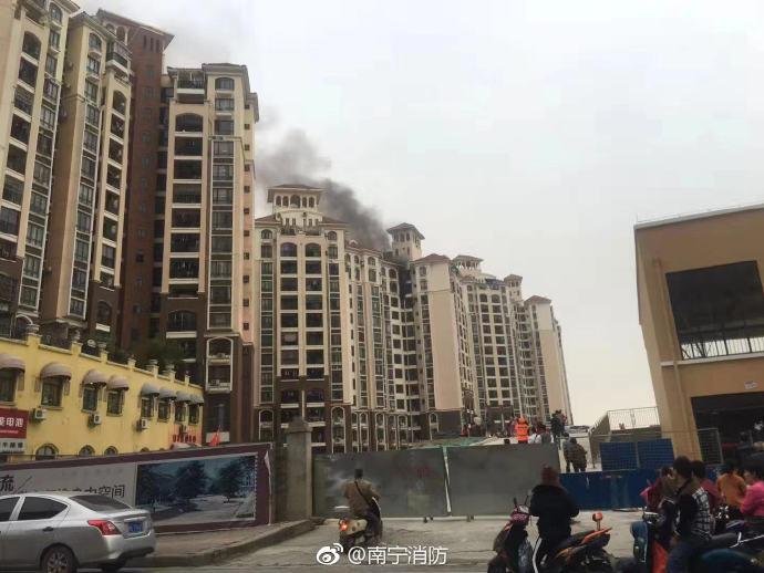 南宁江南区一小区高层民房着火 4个灭火编队扑救